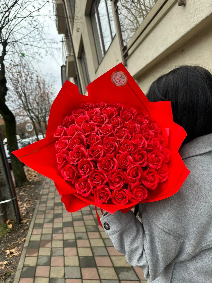 Buchet 49 trandafiri de sapun rosu cu sclipici