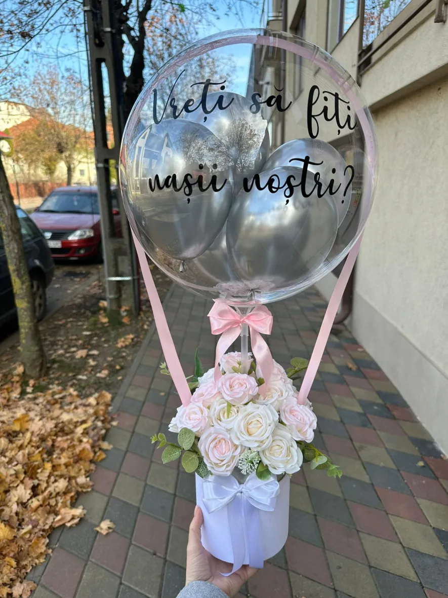 Aranjament cu flori și balon