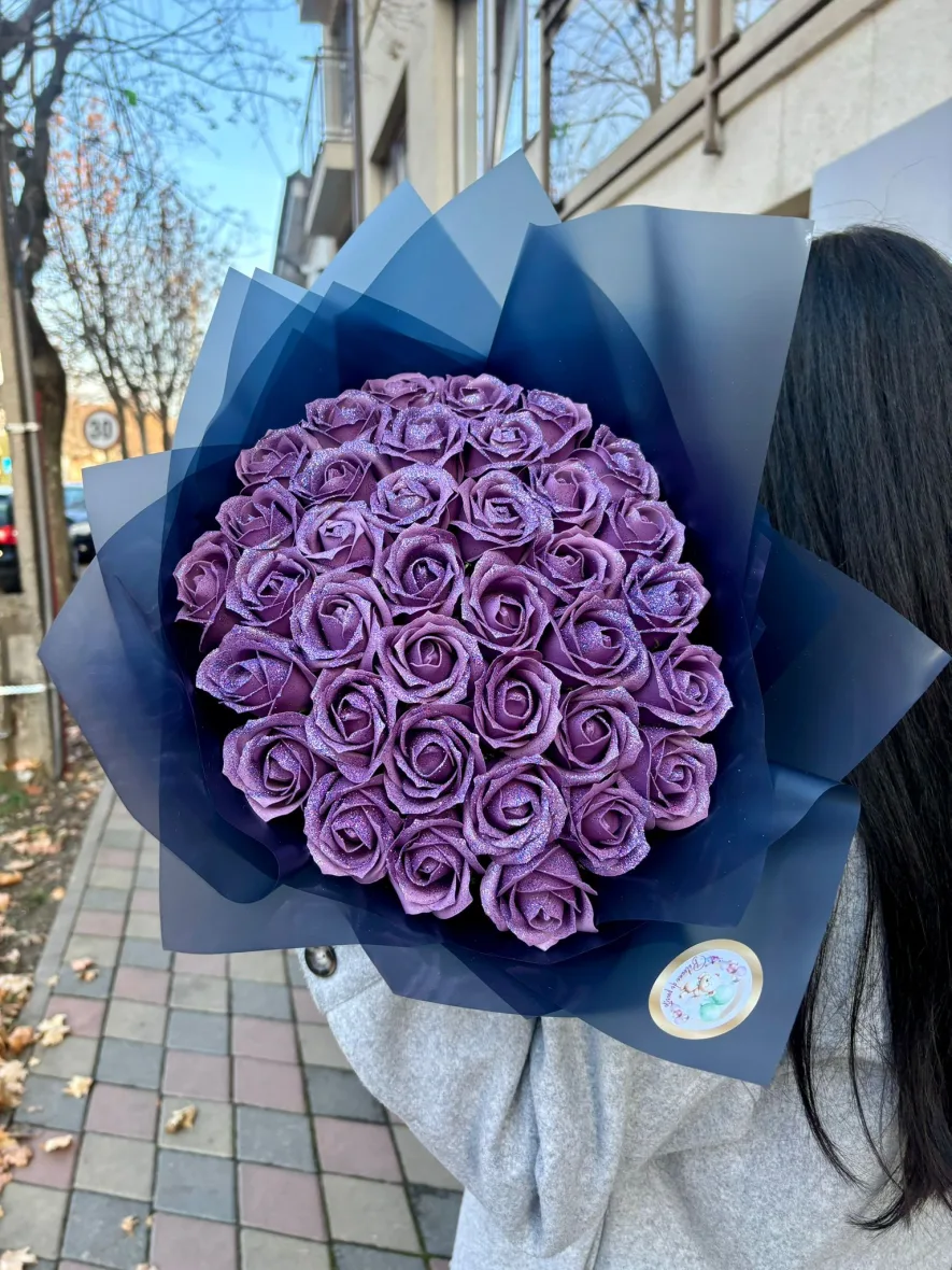 Buchet 37 trandafiri de sapun violet cu sclipici