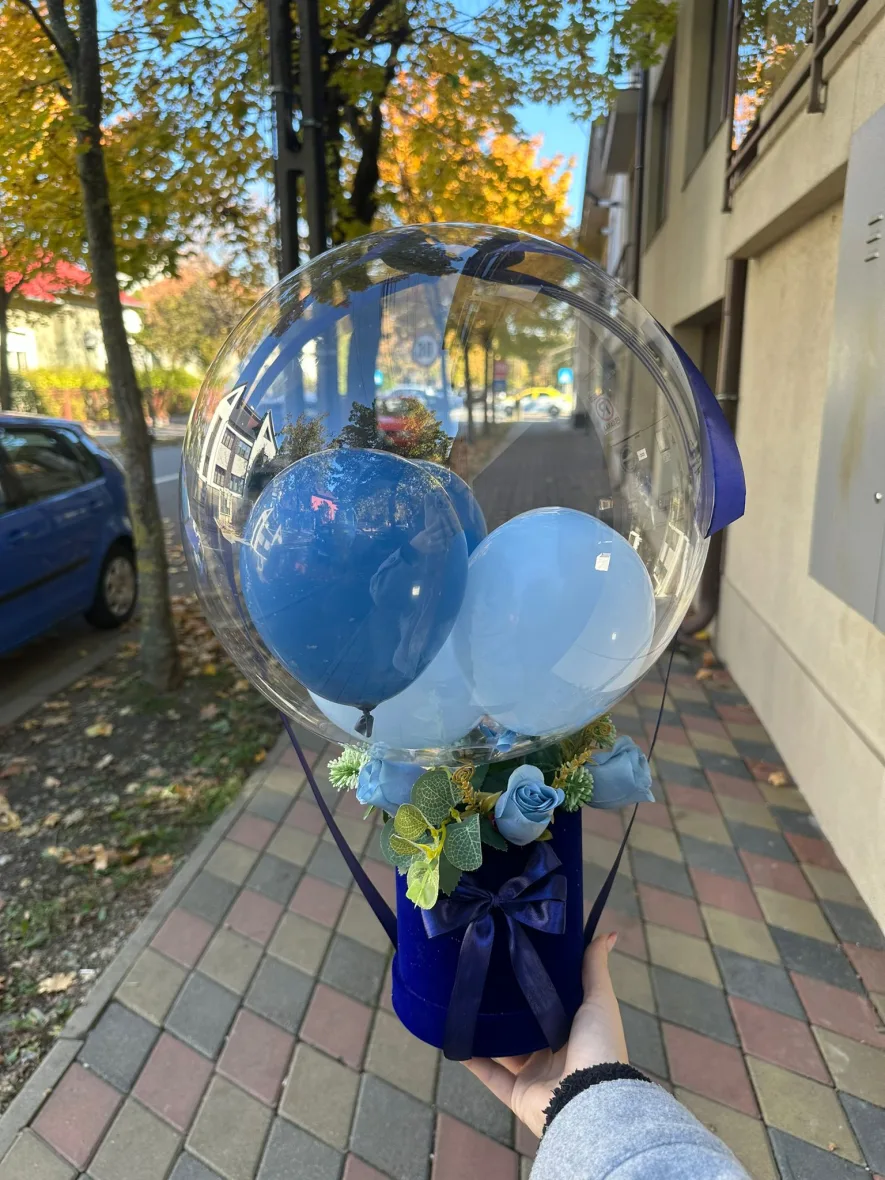 Aranjament cu flori si balon