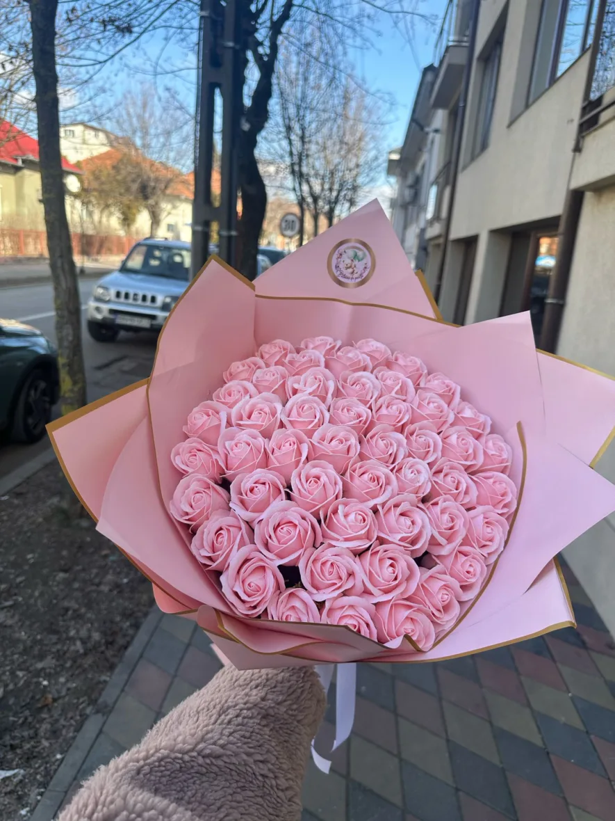 Buchet 49 trandafiri cu sclipici roz pal