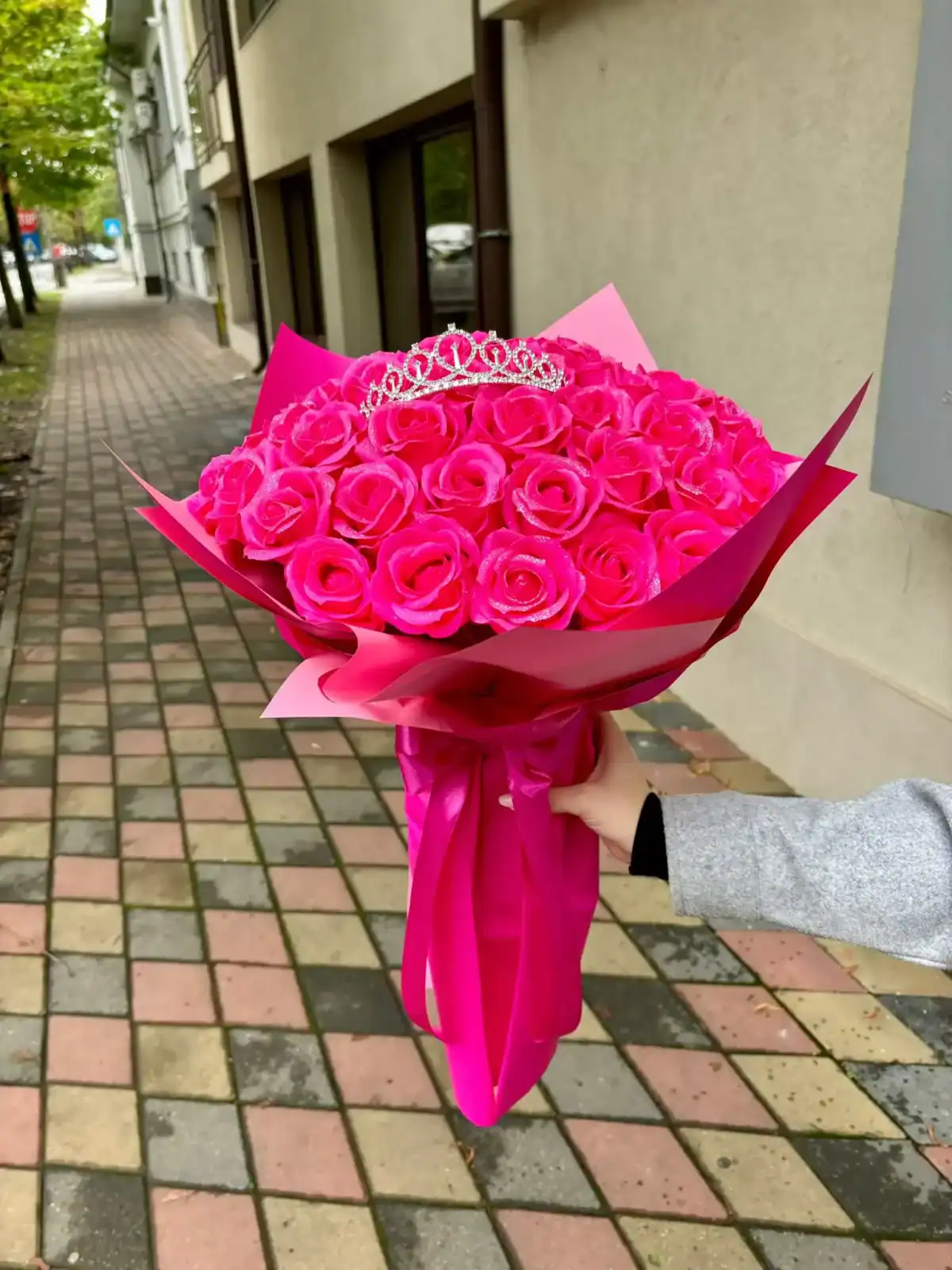 Buchet 49 trandafiri de sapun roz cu coronita si sclipici - imagine 4