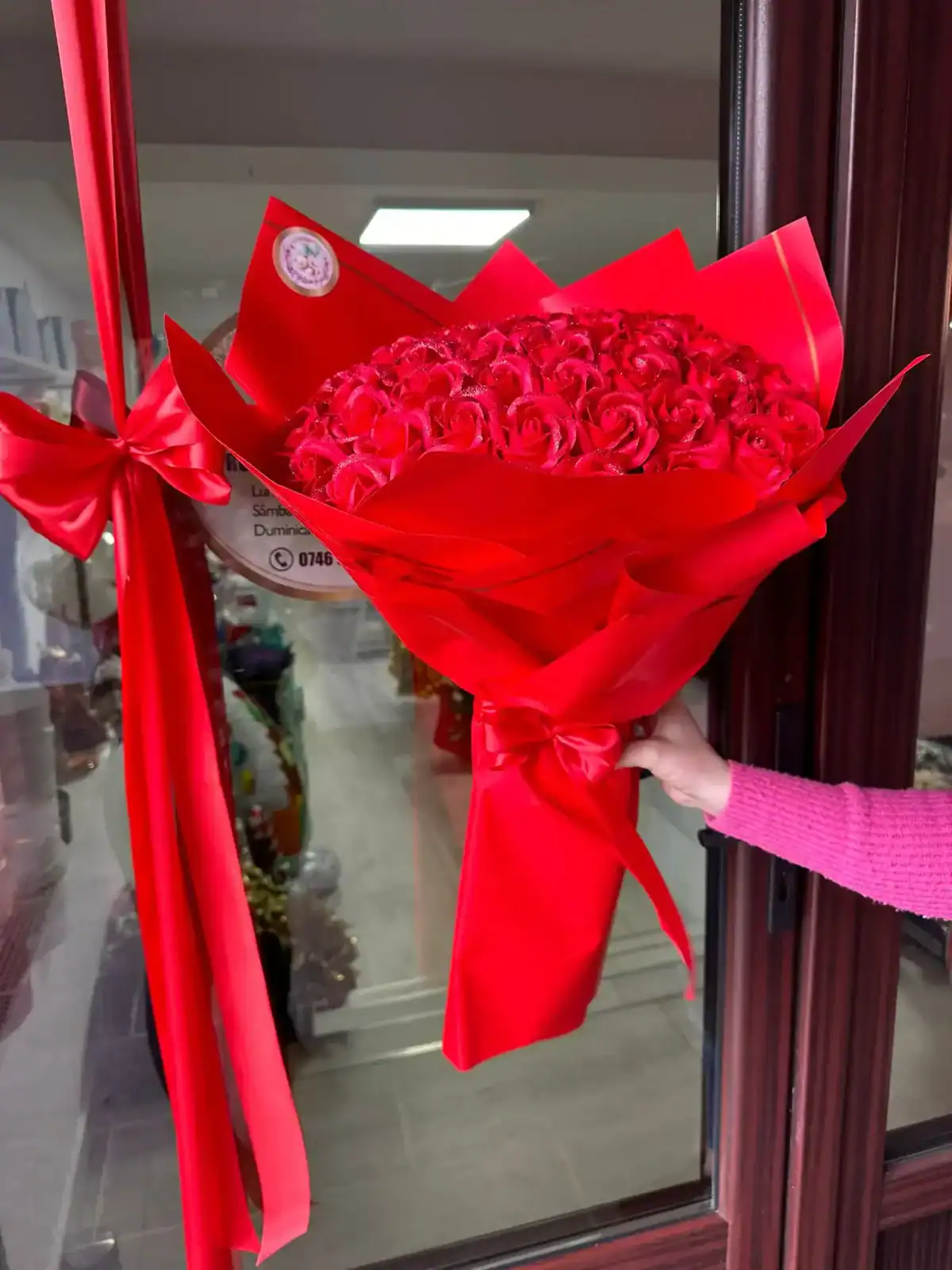 Buchet 49 trandafiri de sapun rosu cu sclipici - imagine 4