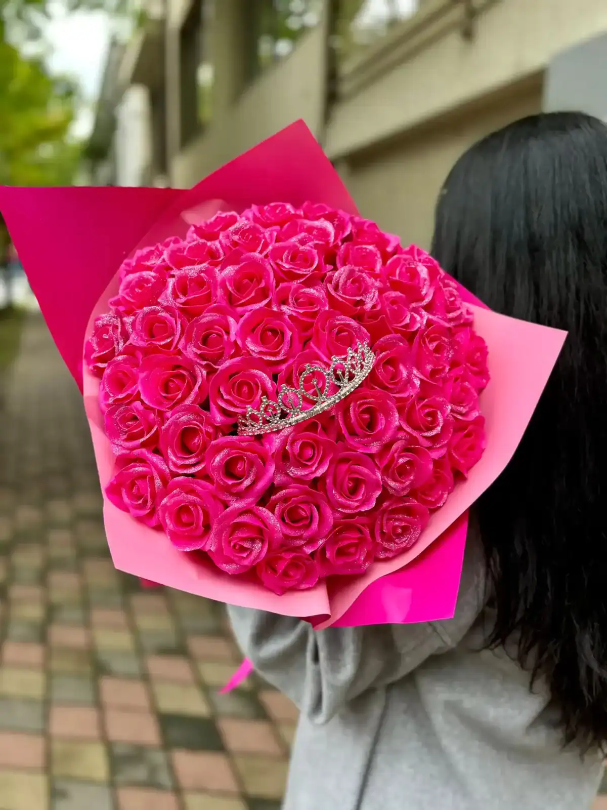 Buchet 49 trandafiri de sapun roz cu coronita si sclipici - imagine 2
