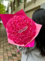 Buchet 49 trandafiri de sapun roz cu coronita si sclipici - imagine 2