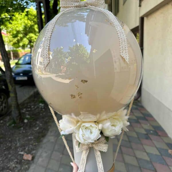 Aranjament cu flori și balon