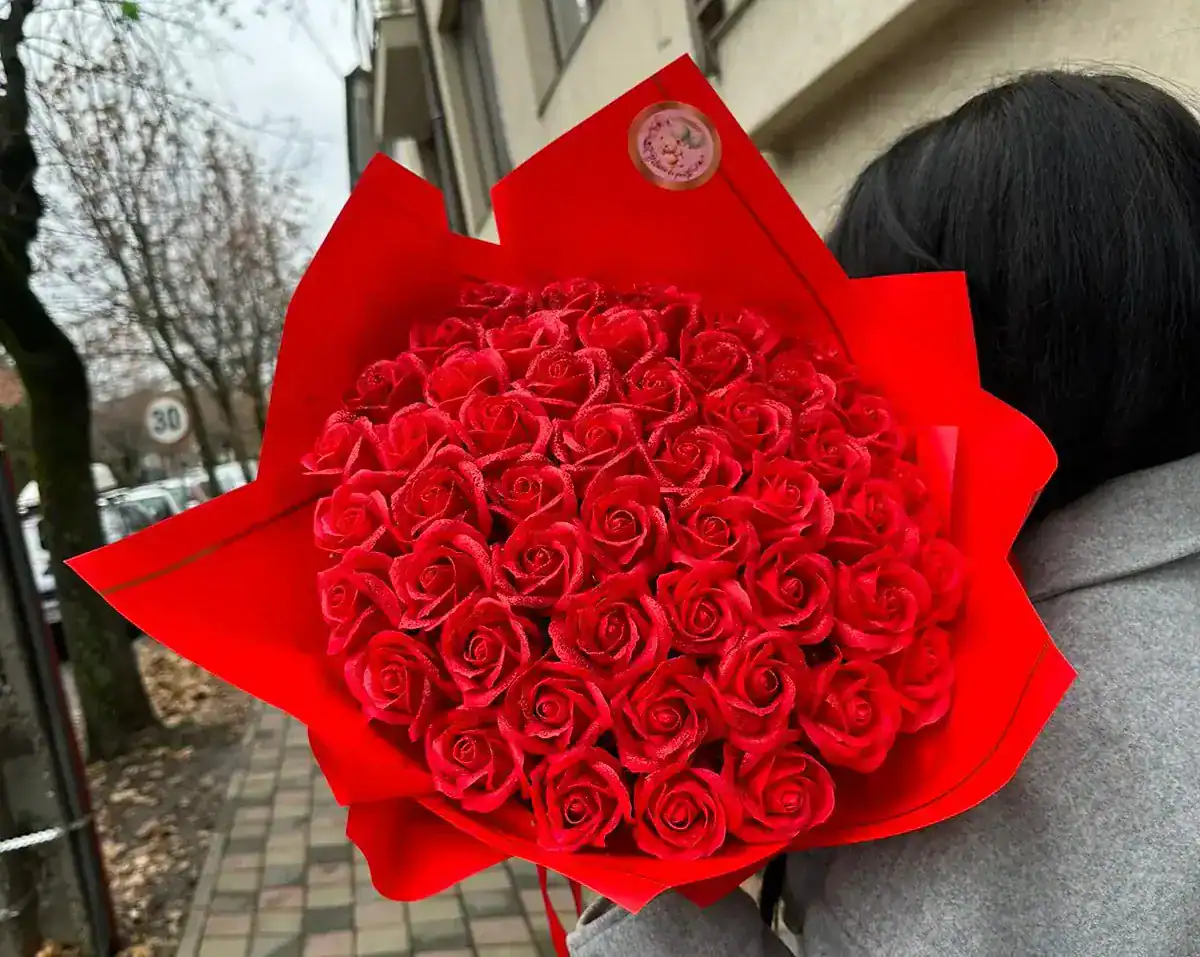 9-e1735313185852.webp Buchet 49 trandafiri de sapun rosu cu sclipici - imagine 1