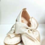 Pantofiori crem cu fundiță și sclipici