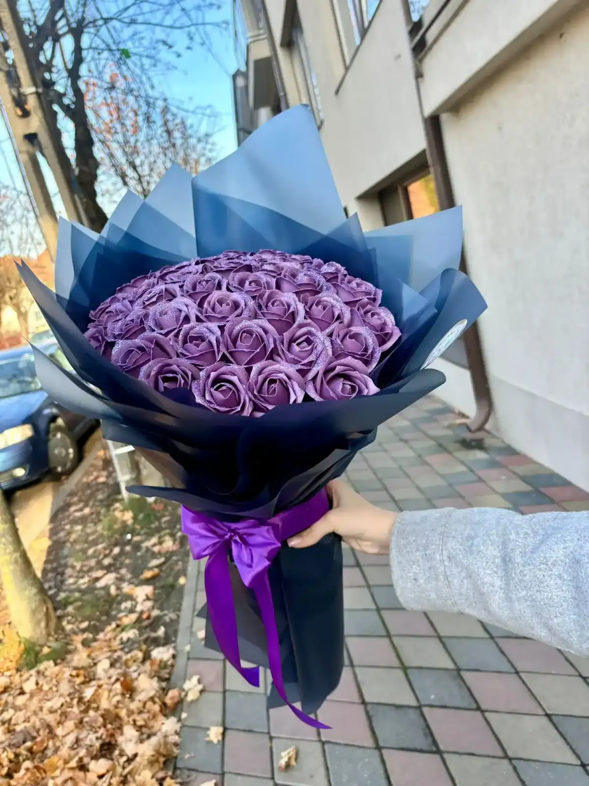Buchet 37 trandafiri de sapun violet cu sclipici - imagine 2