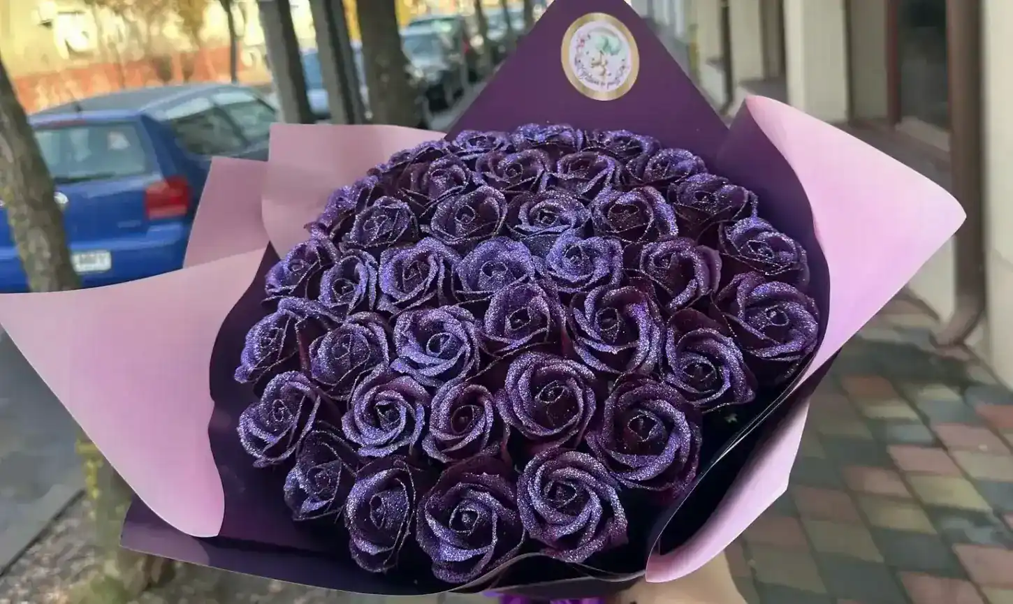 WhatsApp-Image-2025-03-12-at-15.09.40-e1747121297272.webp Buchet 37 trandafiri de sapun violet cu sclipici - imagine 4