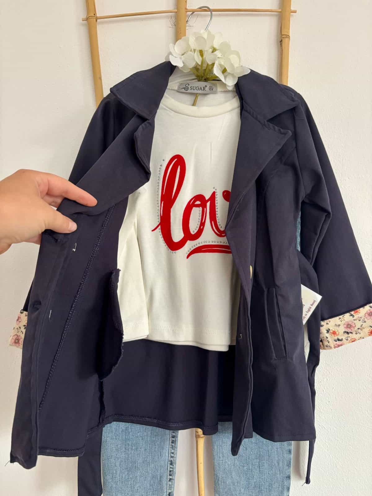 Trench de calitate, perfect pentru sezonul rece, combinat cu o rochiță, bluză și pantaloni confortabili.