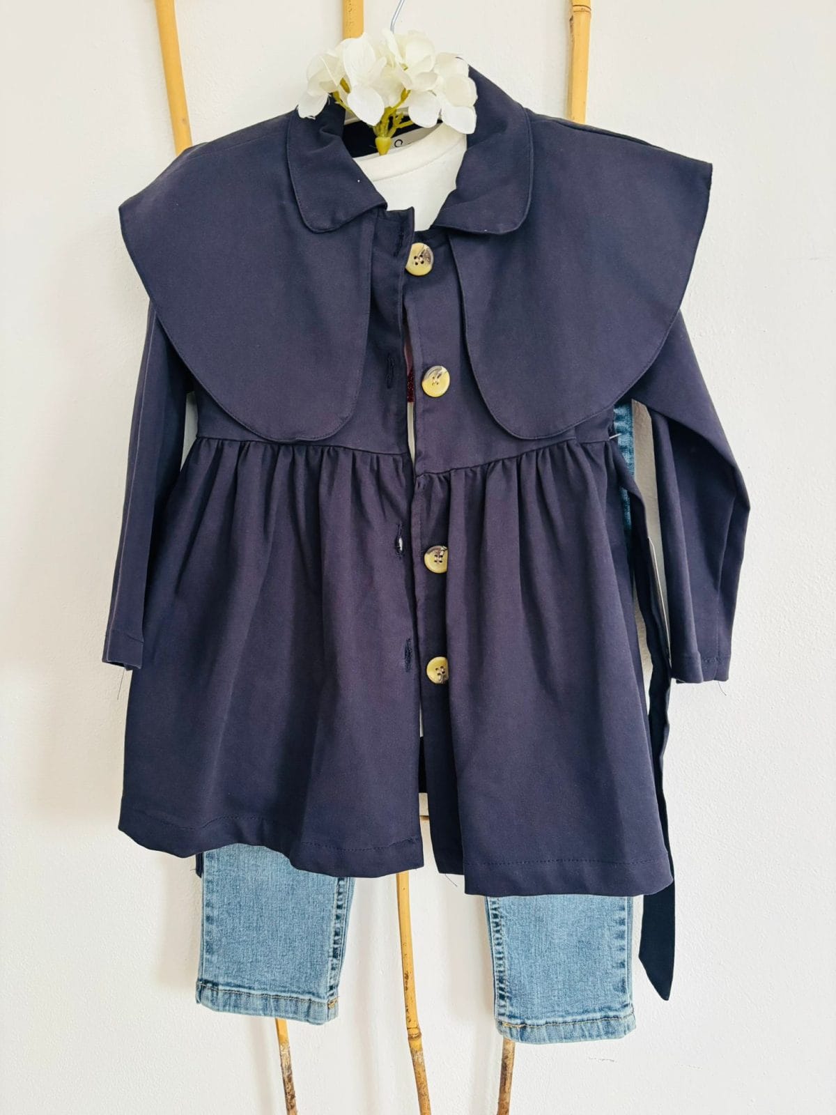 Trench pentru copii, rochie, bluză și pantaloni pentru fetițe. Perfect pentru sezonul rece, confortabil și elegant, ideal pentru ocazii speciale sau purtare zilnică.