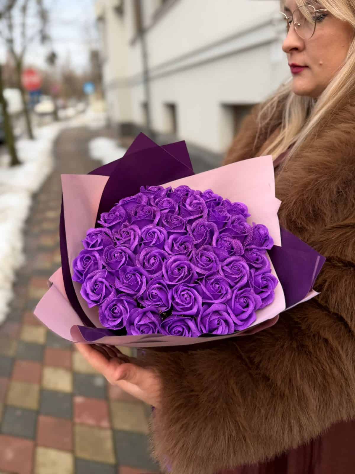 Buchet cu 37 trandafiri de sapun violet cu sclipici, perfect pentru decoruri și cadouri speciale, realizat manual pentru evenimente și ocazii festive.