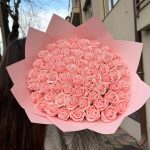 Arborează un buchet impresionant de 49 trandafiri roz cu sclipici, perfect pentru ocazii speciale sau pentru a aduce un strop de eleganță și romantism.