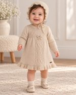 Rochita bej tricot din lana fina caciulita si ciorapi albi 