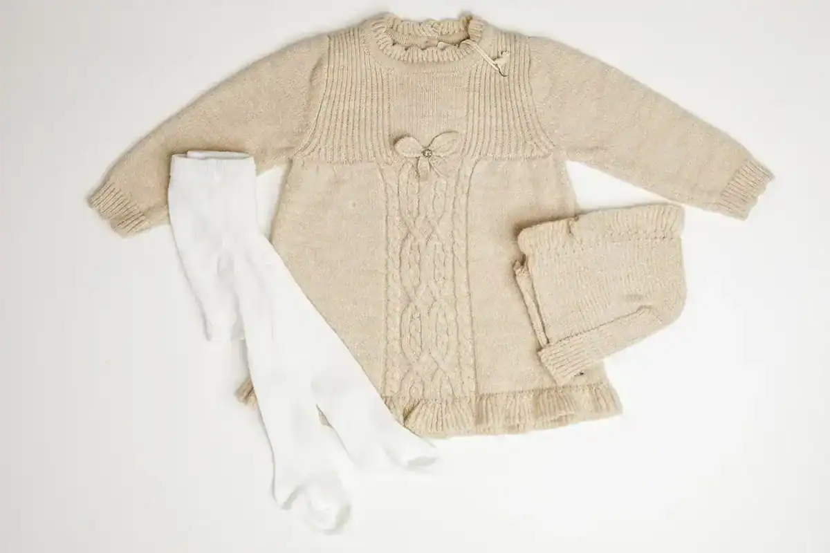 Rochita bej tricot din lana fina caciulita si ciorapi albi  - imagine 2