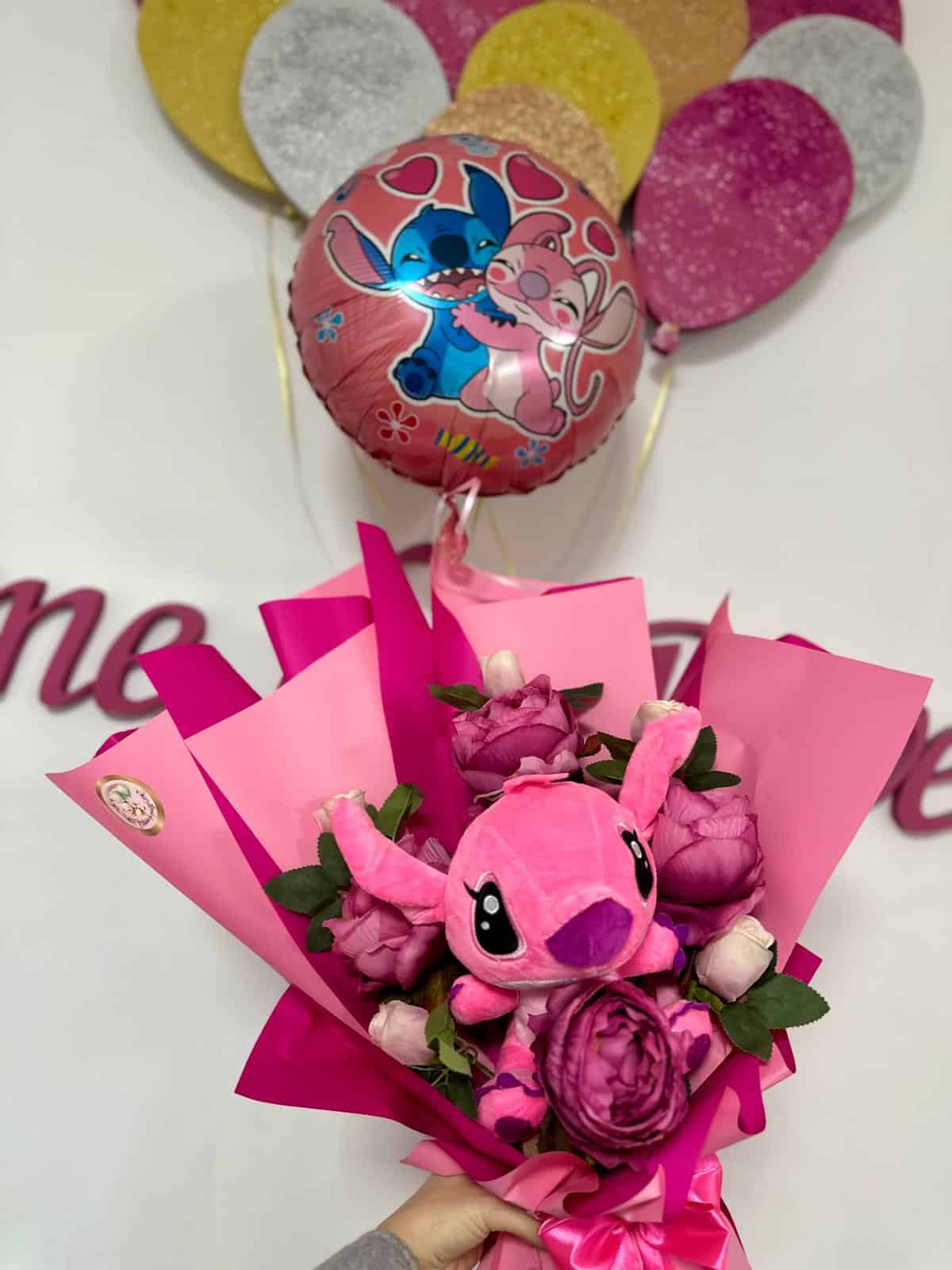 Baloane și aranjament floral cu Stitch Decor de baloane și buchet cu Stitch pentru evenimente speciale.