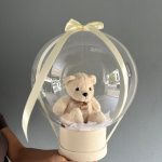 Aranjament balon si ursulet de plus crem