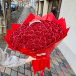 Buchet cu 101 trandafiri de sapun roșii, decorat cu o coroniță delicată, perfect pentru ocazii speciale sau cadouri romantice.