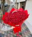 Buchet cu 101 trandafiri de sapun roșii, decorat cu o coroniță delicată, perfect pentru ocazii speciale sau cadouri romantice.