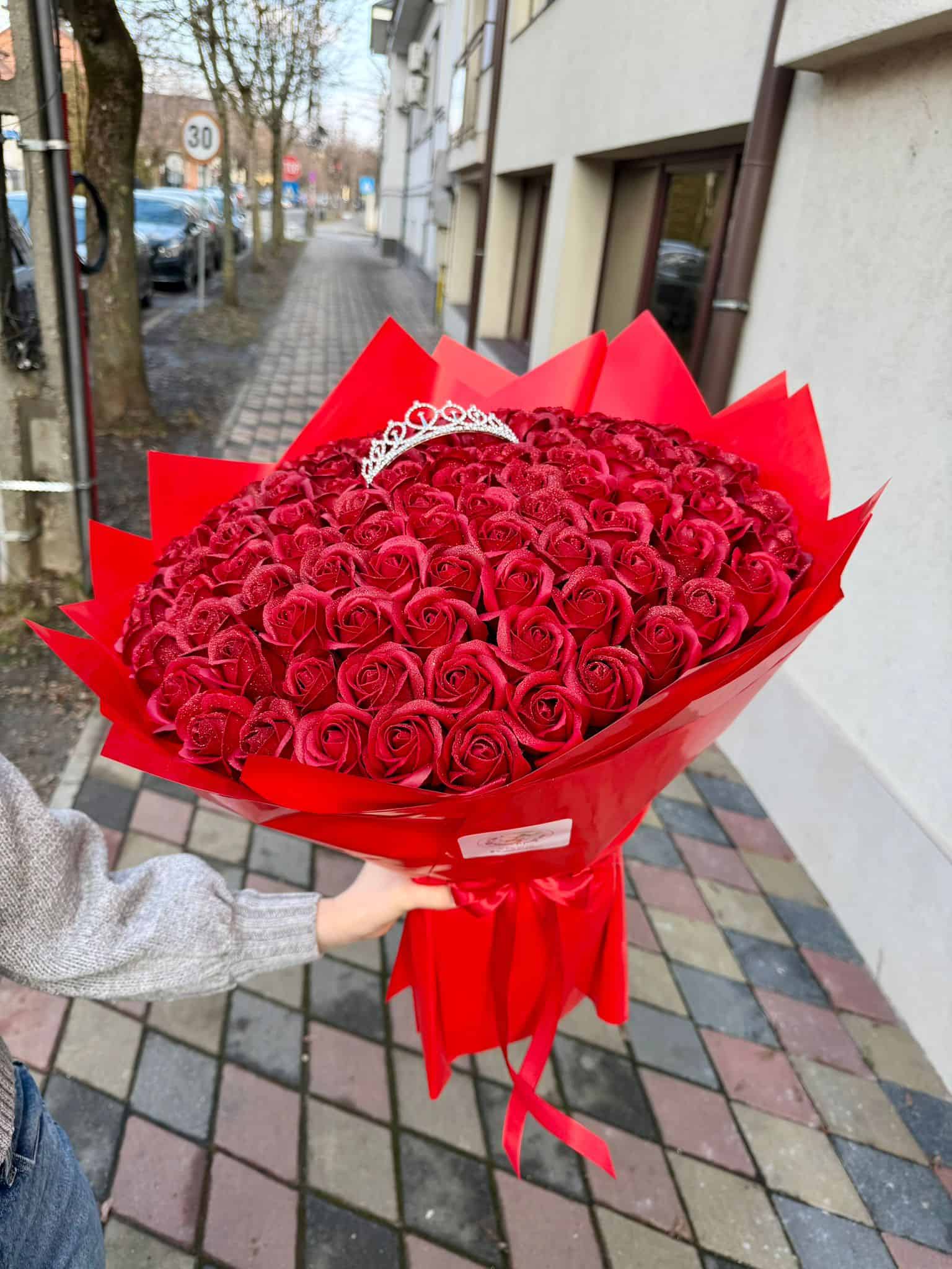Buchet cu 101 trandafiri de sapun și coroniță Buchet cu 101 trandafiri de sapun roșii, decorat cu o coroniță delicată, perfect pentru ocazii speciale sau cadouri romantice.
