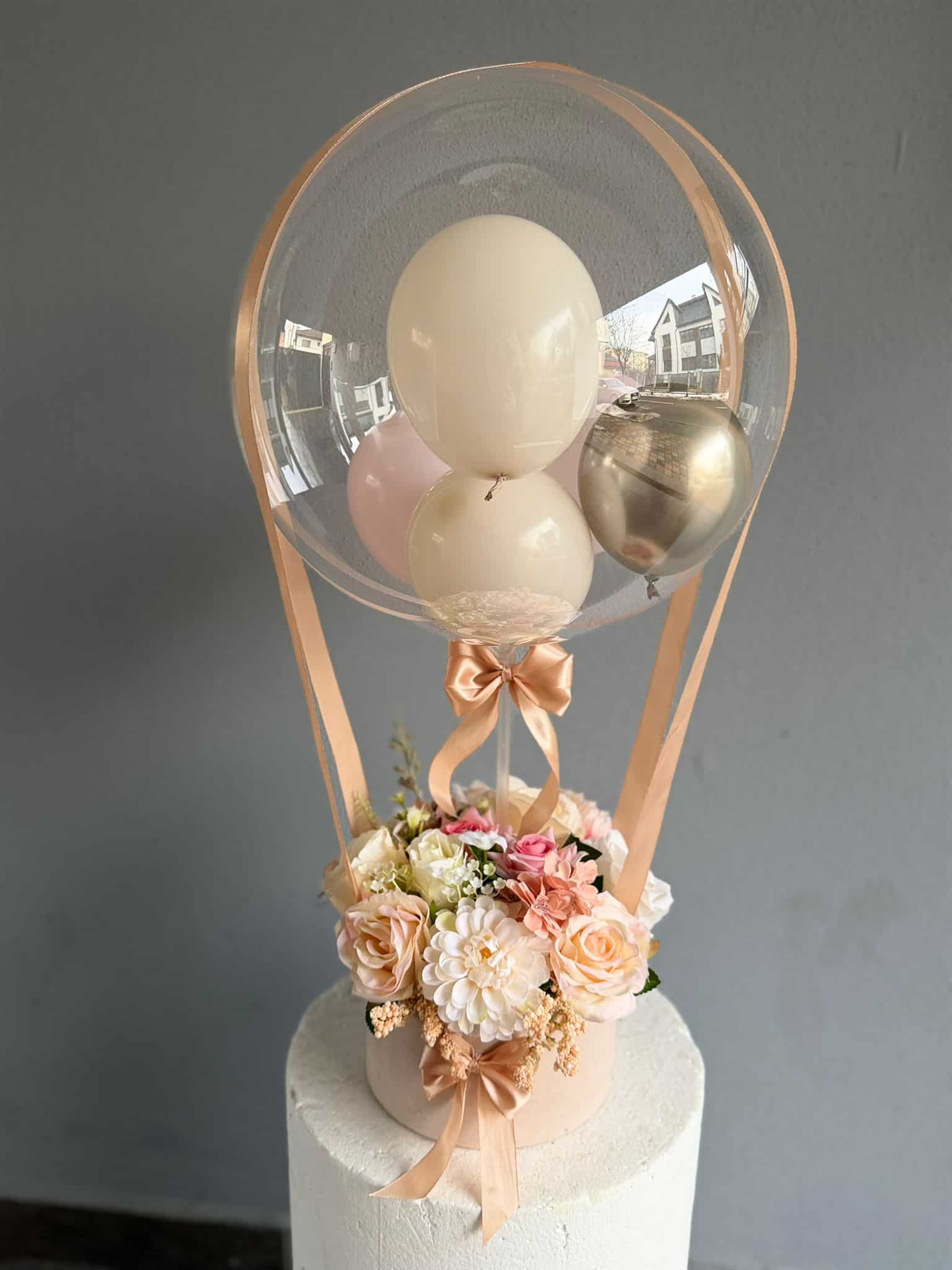 Balon cu flori multicolore și baloane metalice Aranjament cu balon transparent, baloane metalice și flori multicolore artificiale, decor pentru evenimente speciale.