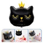 Balon folie în formă de pisică neagră cu coroniță, ideal pentru decoruri de petrecere pentru copii. Design adorabil, perfect pentru tematici de poveste și evenimente speciale.