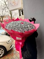 Buchet 101 Trandafiri Gri Argintiu cu Accent Roz – Aranjament Floral Premium - imagine 2