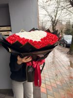 Buchet 101 Trandafiri Roșii cu Inimă Albă – Aranjament Floral Premium - imagine 2