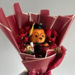 Buchet de Absolvire cu Ursuleț si Flori Roșii