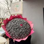 Buchet 101 Trandafiri Gri Argintiu cu Accent Roz – Aranjament Floral Premium