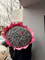 Buchet 101 Trandafiri Gri Argintiu cu Accent Roz – Aranjament Floral Premium