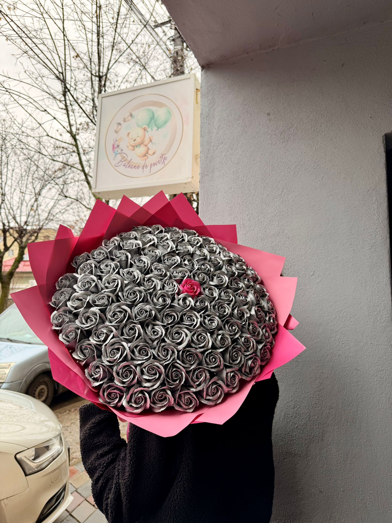WhatsApp Image 20ee26-05-19 at 20.25.54 Buchet 101 Trandafiri Gri Argintiu cu Accent Roz – Aranjament Floral Premium - imagine 1