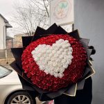 Buchet 101 Trandafiri Roșii cu Inimă Albă – Aranjament Floral Premium