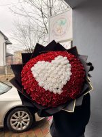 Buchet 101 Trandafiri Roșii cu Inimă Albă – Aranjament Floral Premium